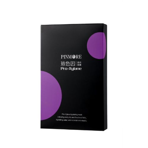 品茉兒玻色因時光面膜結合多種植物與保濕成分，採用輕薄柔軟的布膜材質，服貼度佳、使用舒適，適合乾燥、一般與敏感肌在日常保養中使用。透過層層補水與滋潤配方，協助維持肌膚水潤與柔嫩感，使膚觸更細緻柔和。